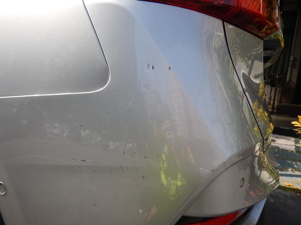 倒車油門一踩以為沒撞到車 警調監視器還原。(記者陳信宏翻攝)