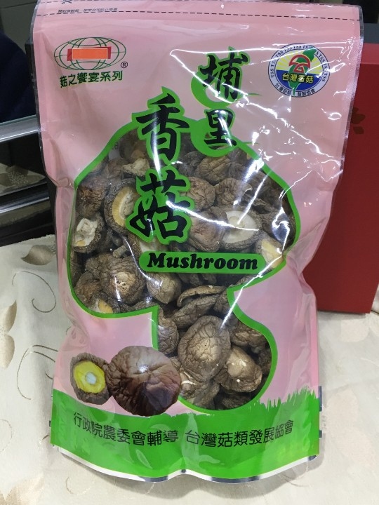 具臺灣香菇標章之國產香菇產品。(記者張光雄翻攝)