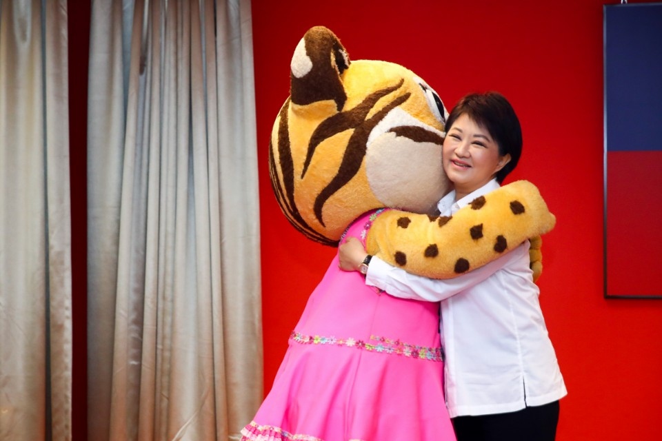 台中城市吉祥物「樂虎」生日快樂！ 盧市長贈神秘禮物祝賀。(記者陳信宏翻攝)