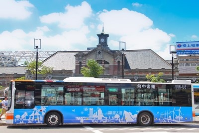 盧市長宣示-雙十免費公車明年上路。(記者林俊維翻攝)