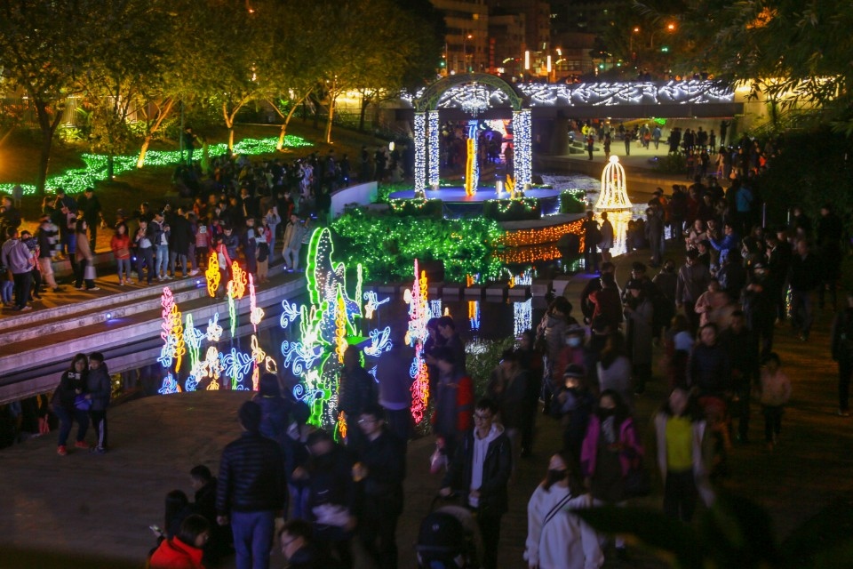 台中耶誕點燈首周末破五萬人潮湧入柳川參觀。(記者張越安翻攝)