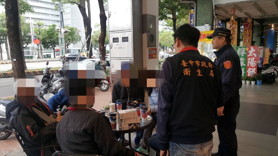 台中超商、咖啡店騎樓庇廊禁菸上路 首日上午開罰四件。(特派員孫崇文翻攝)