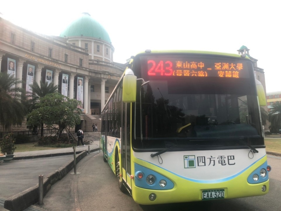台中雙十公車春節上路 搭公車暢遊山海屯。(記者林俊維翻攝)