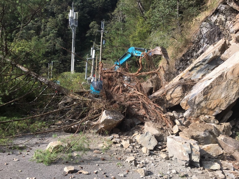 雪山路土石崩塌和平警實施交管維護安全 焦點時報社