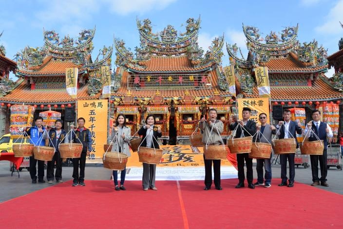 109年馬鳴山五年千歲吃飯擔文化節-褒忠田洋吃飯擔。（記者張達雄攝影）