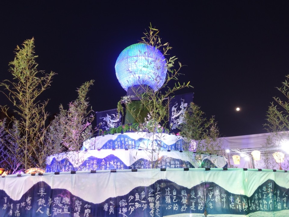 2020台灣燈會在台中，受邀展出的慈濟，主燈就是由藍染圍繞著地球而成。(記者曾憲群翻攝)