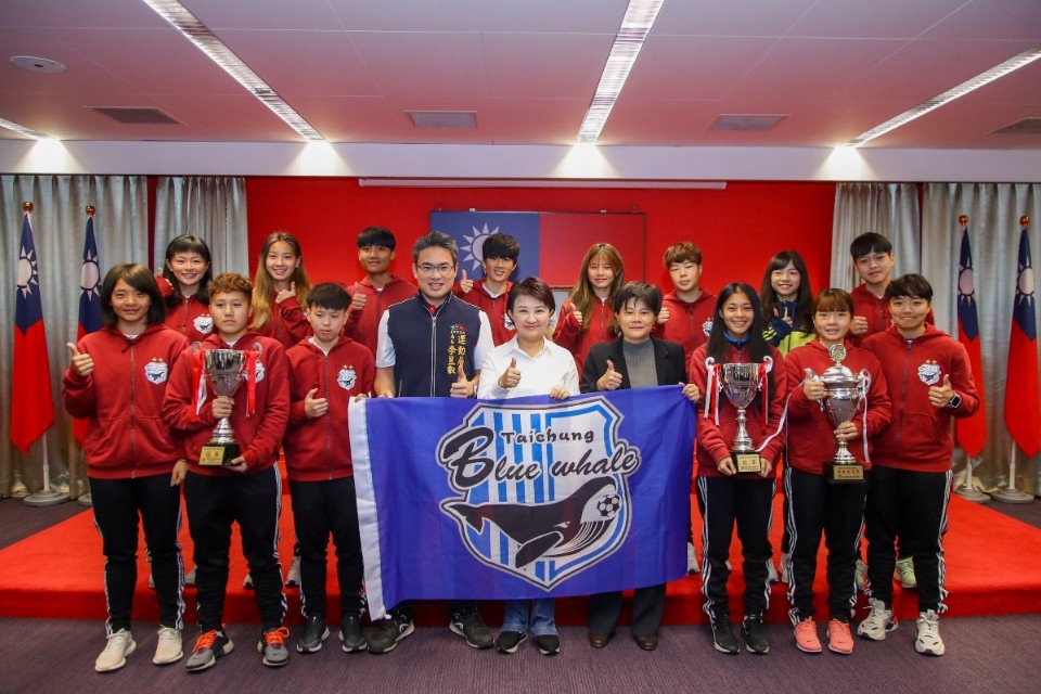 台中藍鯨參加「2019台灣木蘭女子足球聯賽」締造三連霸。(記者白信東翻攝)