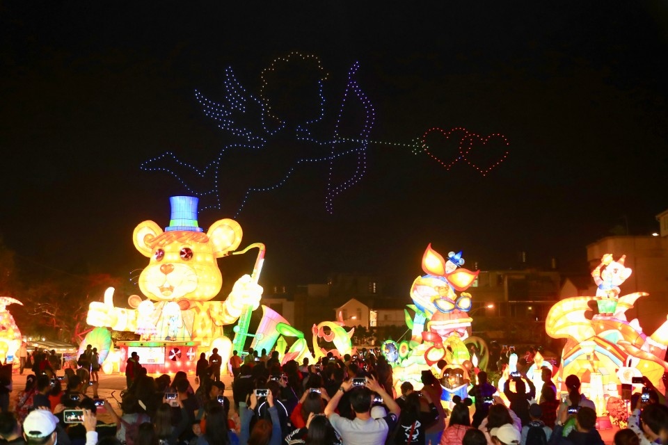 台灣燈會「情人節限定」無人機展演超浪漫 民眾驚呼告白。(記者劉明福翻攝)
