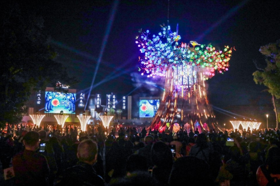 台灣燈會光之樹點亮夜空 民眾：史上最精彩。(特派員林惠貞翻攝)