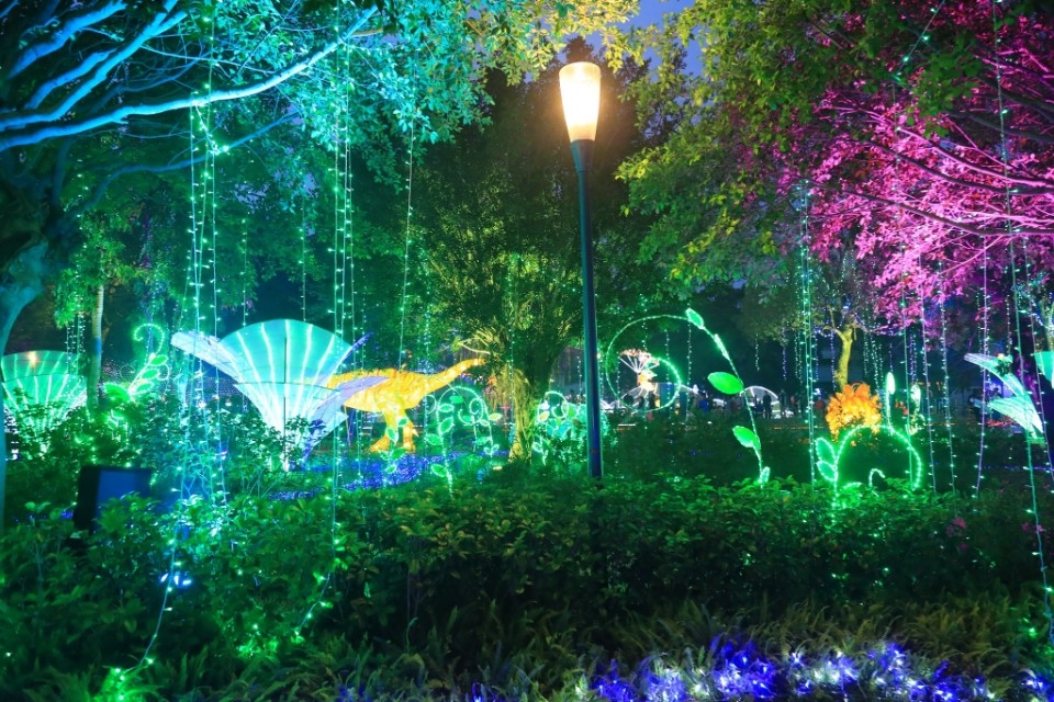 彷彿進入「侏儸紀世界」！台灣燈會動物狂歡嘉年華每半小時「動」起來。(記者張越安翻攝)