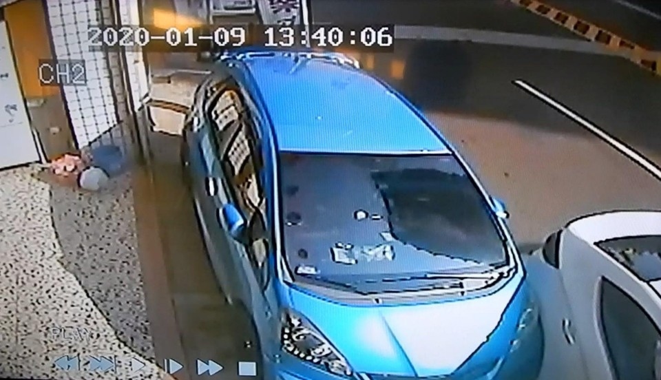 擦撞路旁車自我感覺良好 藉口尿遁逃之夭夭。(記者陳信宏翻攝)