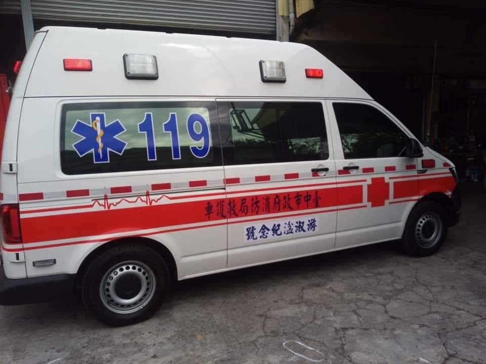 海原晟公司捐贈救護車，提供台中市政府消防局第一救災救護大隊豐南分隊使用。(記者白信東翻攝)