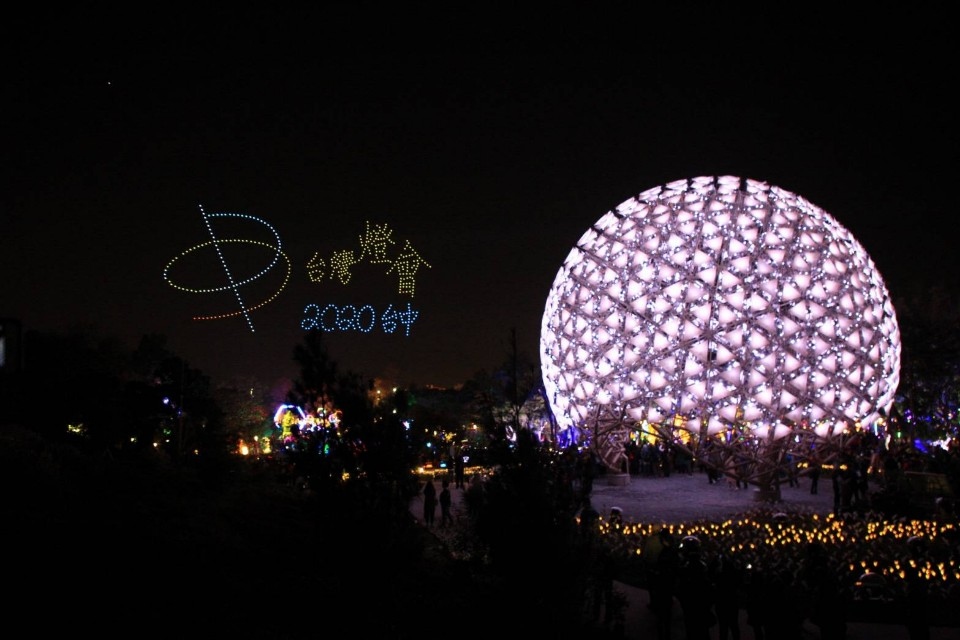 無人機在夜空中排出台灣燈會在台中圖案。(記者張越安翻攝)
