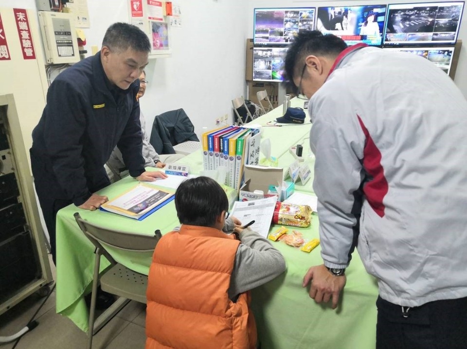 燈會男童走失 見母抱緊處理。(記者白信東翻攝)