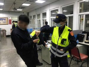 粗心男逛夜市忘拔鑰匙 警留紙條代保管防失竊。(記者潘嵩仁翻攝)