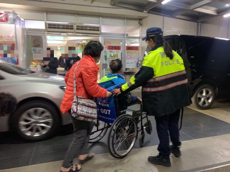 老翁氣喘病發危急，公正警飛車開道協助送醫。（記者張達雄攝影）