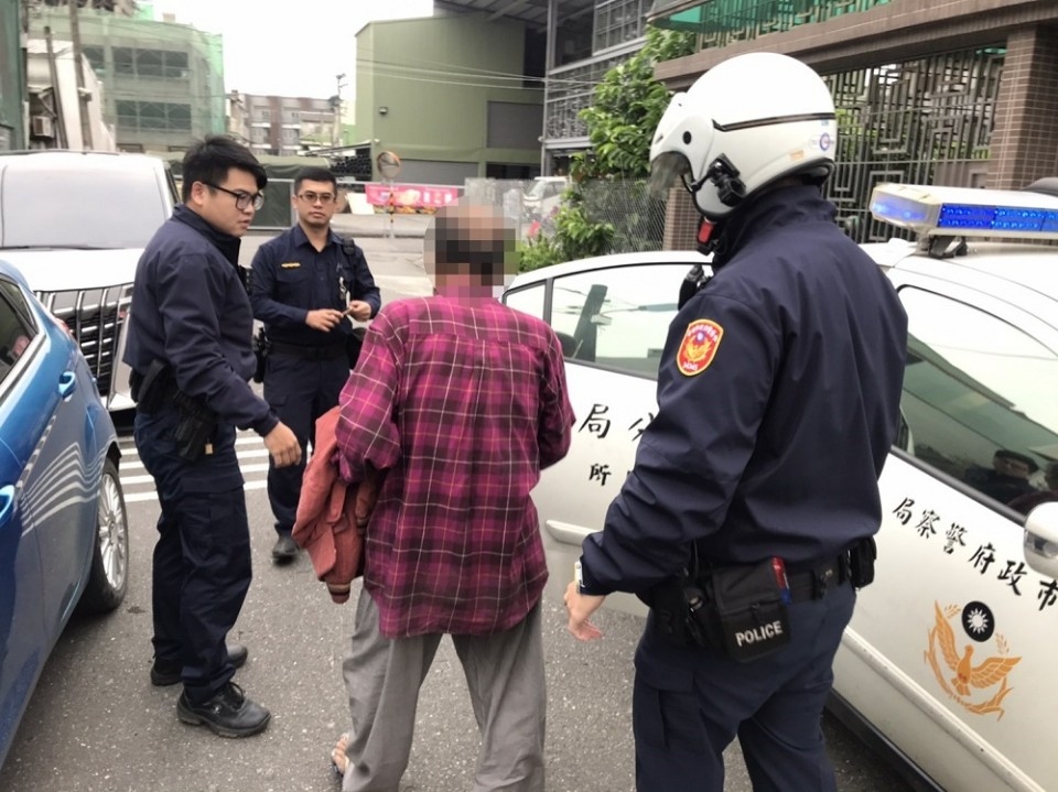 老翁獨自出門迷途 阿蓮暖警助返家 。(記者劉明吉翻攝)