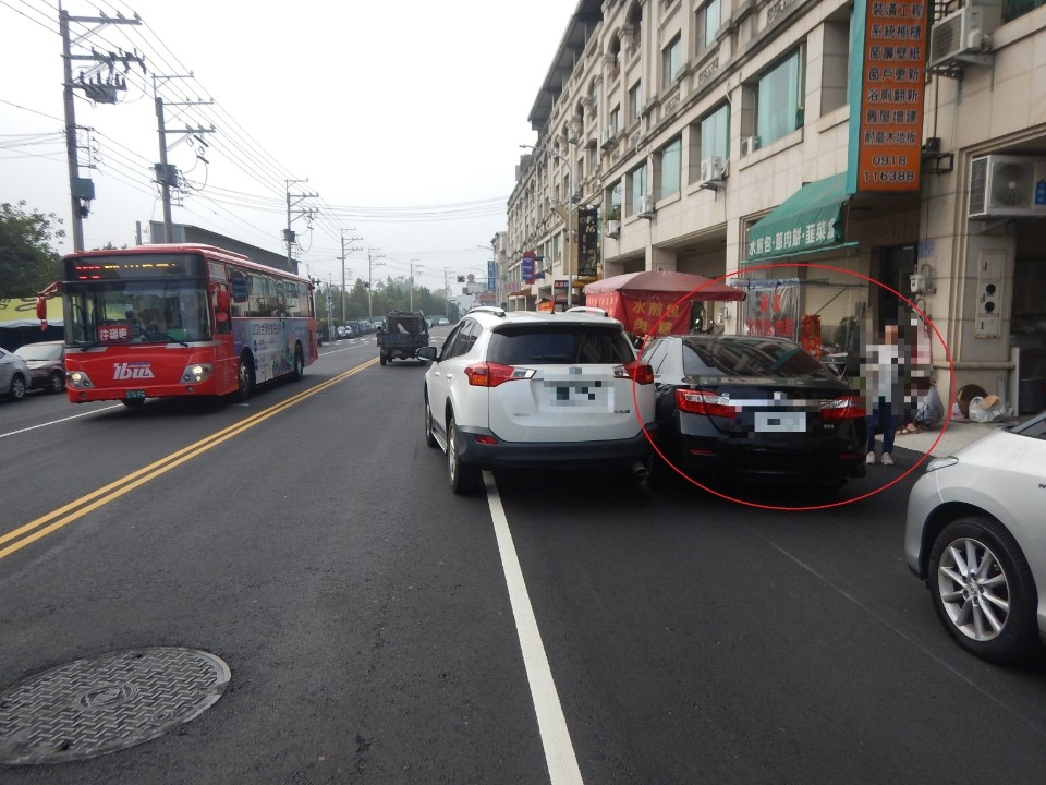 自家門前停車挨撞 警：違規停車致肇事仍須舉發。(特派員林惠貞翻攝)