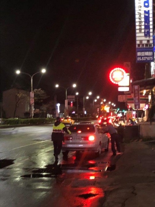 車子故障卡路中 斗六警暖心相助。(記者張達雄翻攝)