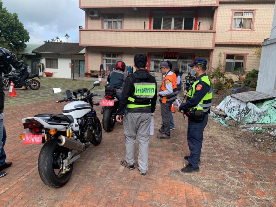 還山區寧靜 東勢警強勢執法。(記者劉明福翻攝)