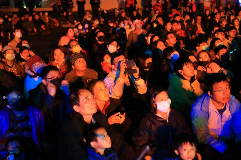 驚險又驚艷！台灣燈會馬戲團高空特技 讓民眾大呼過癮。(記者林俊維翻攝)
