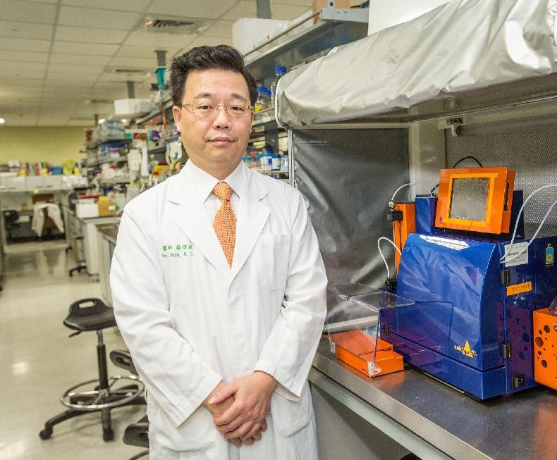 中國醫藥大學生物醫學研究所教授徐偉成醫師榮獲2020年科技部『傑出研究獎』殊榮。(記者高秋敏翻攝)