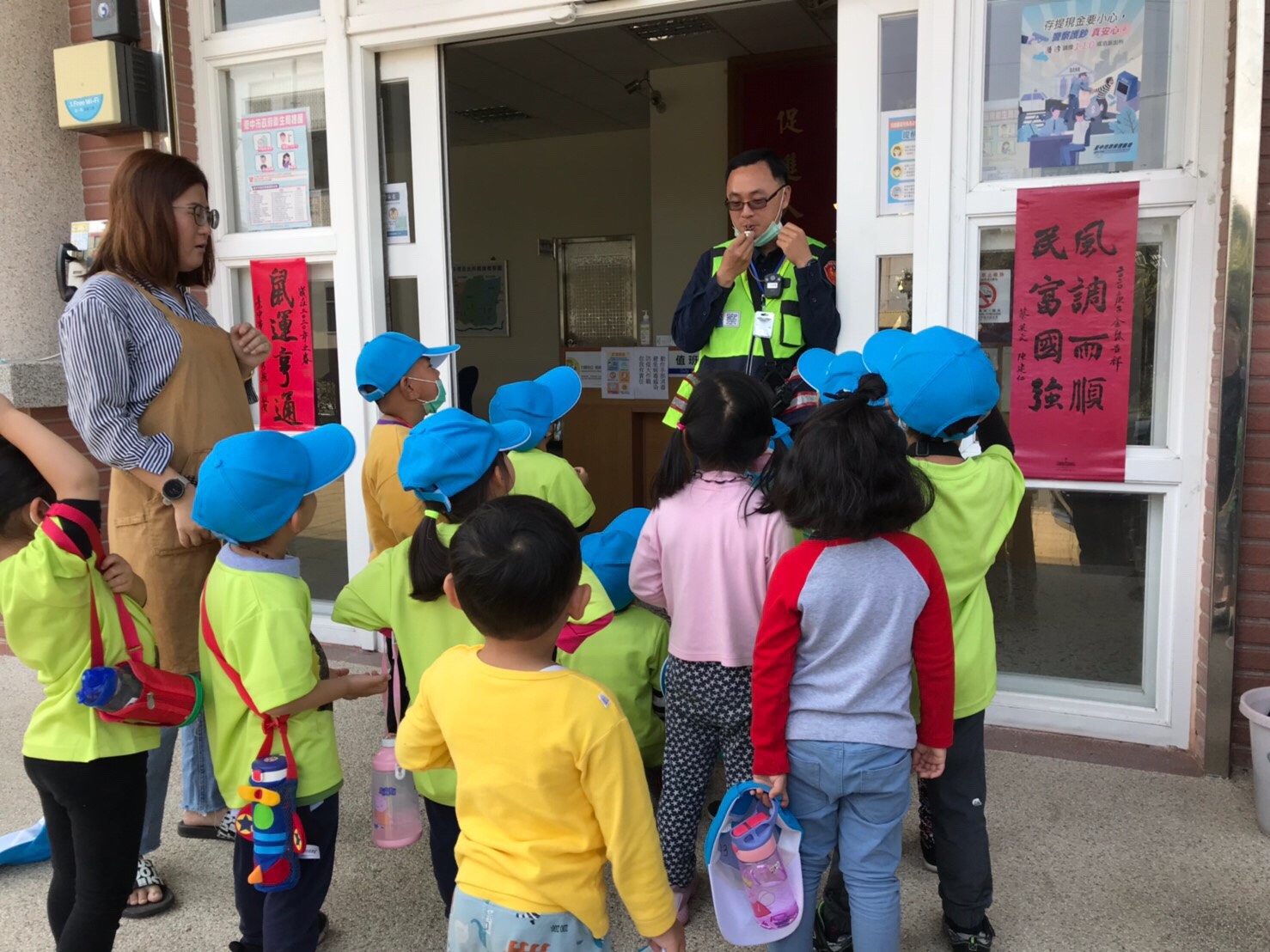 幼兒園戶外踏青「缺水」 茅埔所成臨時補給站。(記者林志強翻攝)