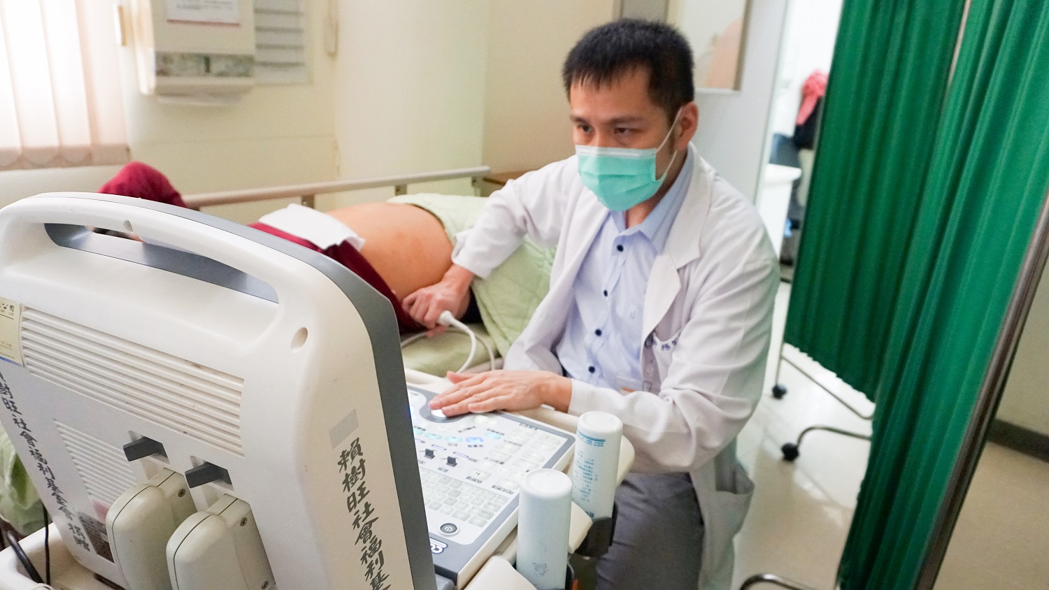彰化醫院肝膽腸胃科主任楊智超為病人進行超音波檢測。(記者張光雄翻攝)