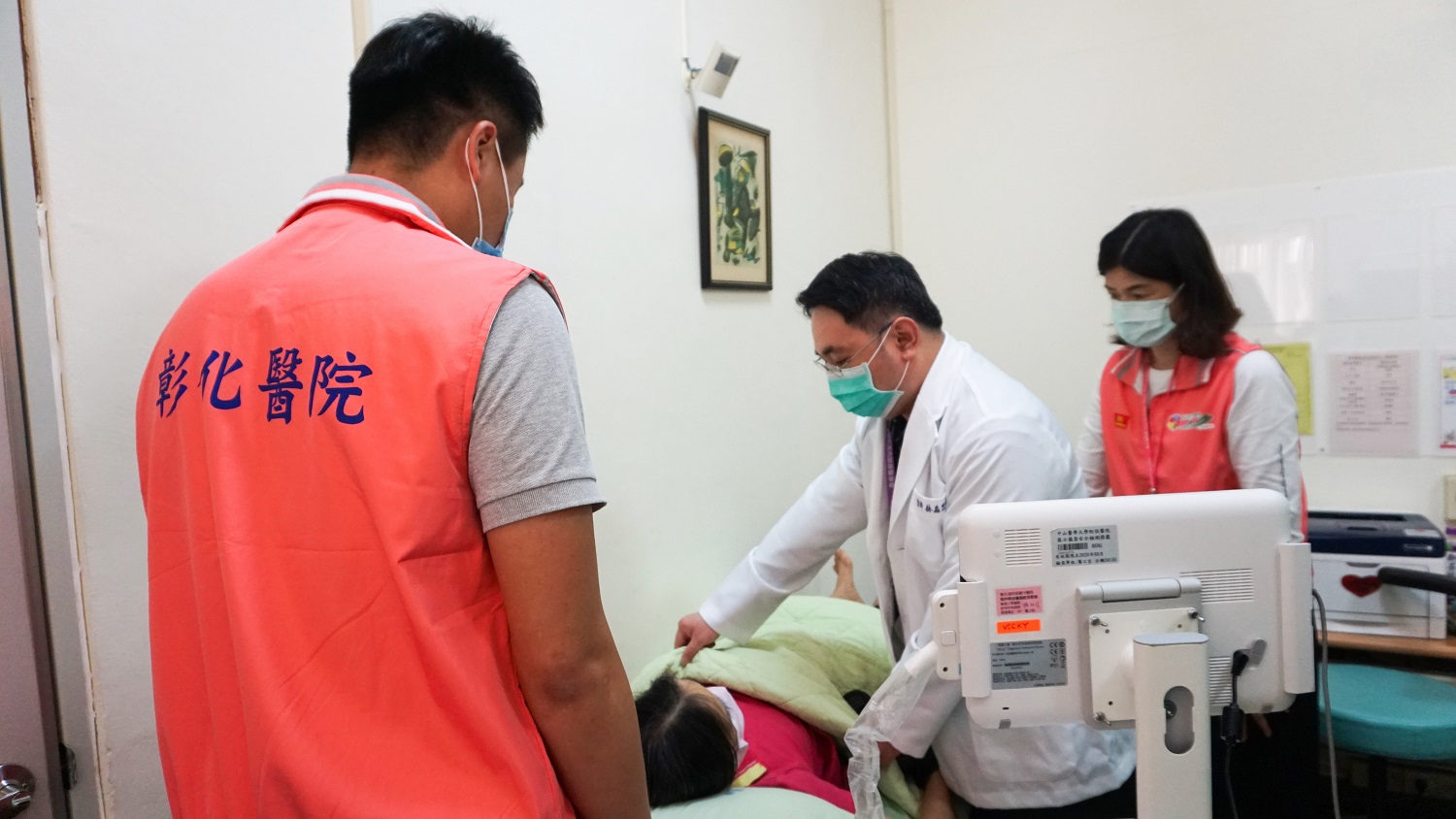 彰化醫院肝膽腸胃科醫師王棋新為病人進行超音波檢測。(記者張光雄翻攝)