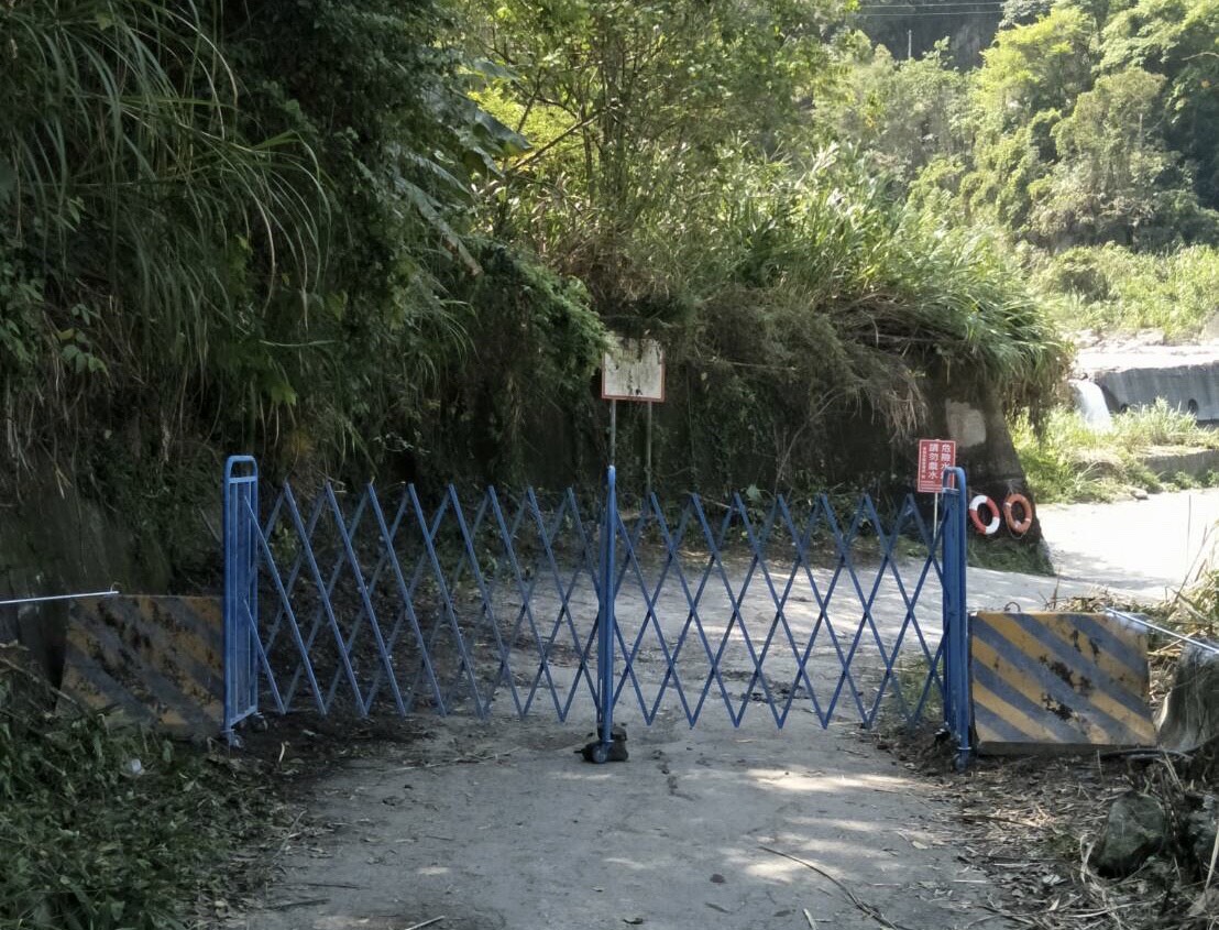 臺版「棉堡」設圍籬管制 警籲遊客勿擅自進入以免發生危險。(記者張越安翻攝)