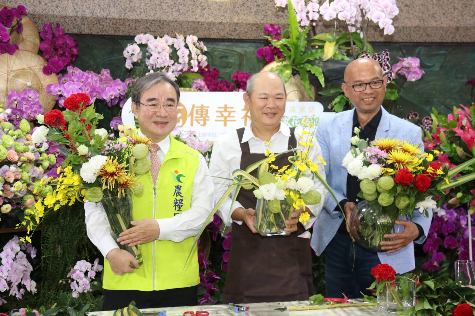 農糧署胡忠一署長與台灣花店協會合作推廣花卉。(記者張光雄翻攝)