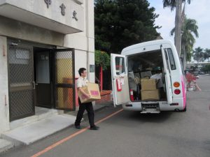 替代役男將廢棄文書搬運上車