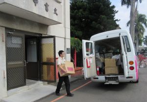 替代役男將廢棄文書搬運上車