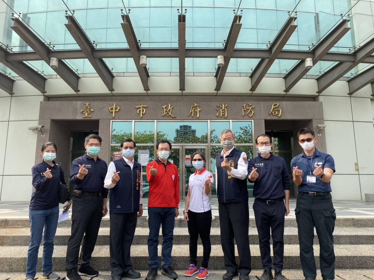 中華民國紅十字會捐贈中市府消防局防疫物資。(記者白信東翻攝)