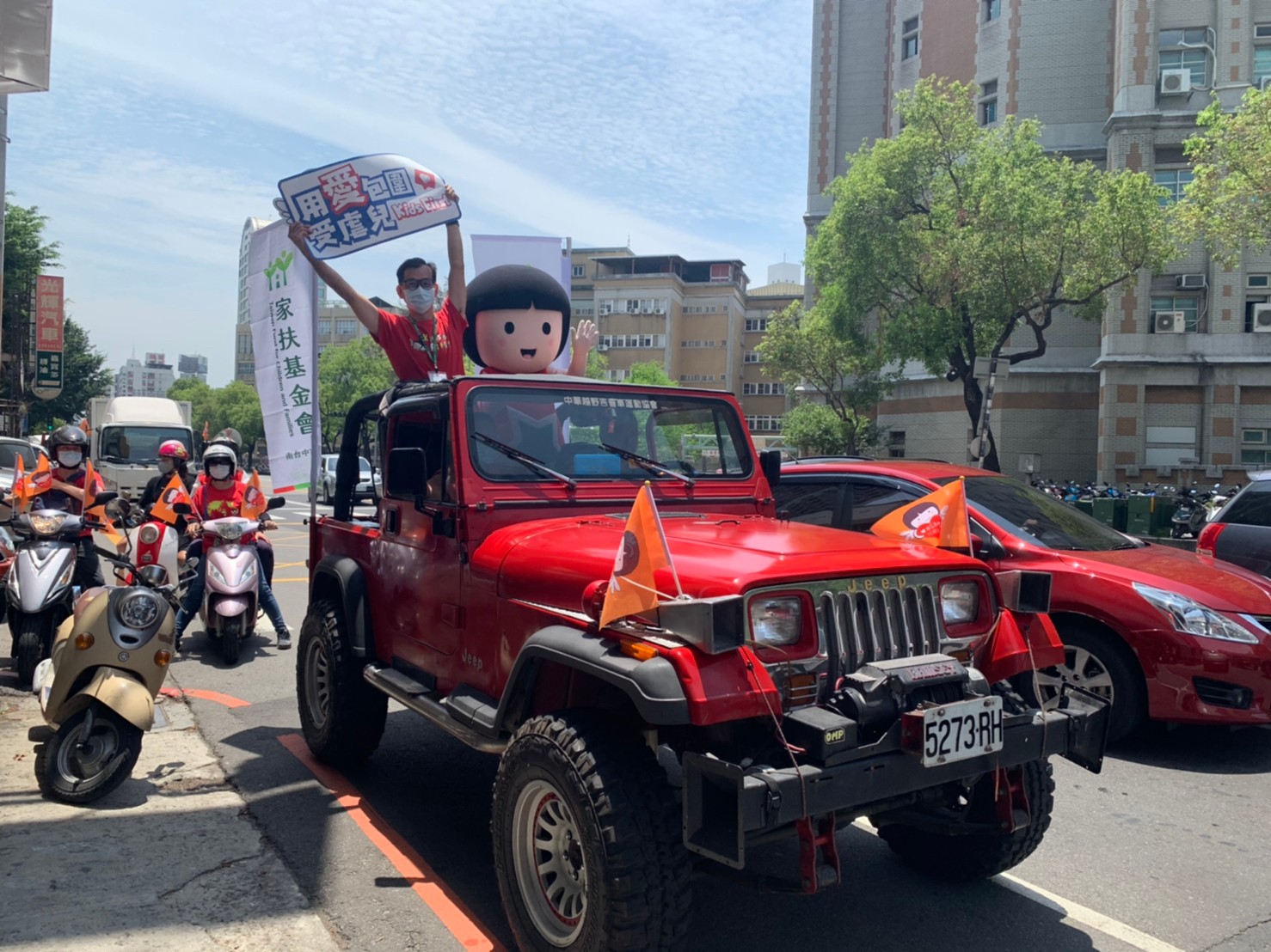 南台中家扶428活動，家扶兒保娃娃站上吉普車隨護童車隊宣導。(南台中家扶提供)。(記者陳信宏翻攝)