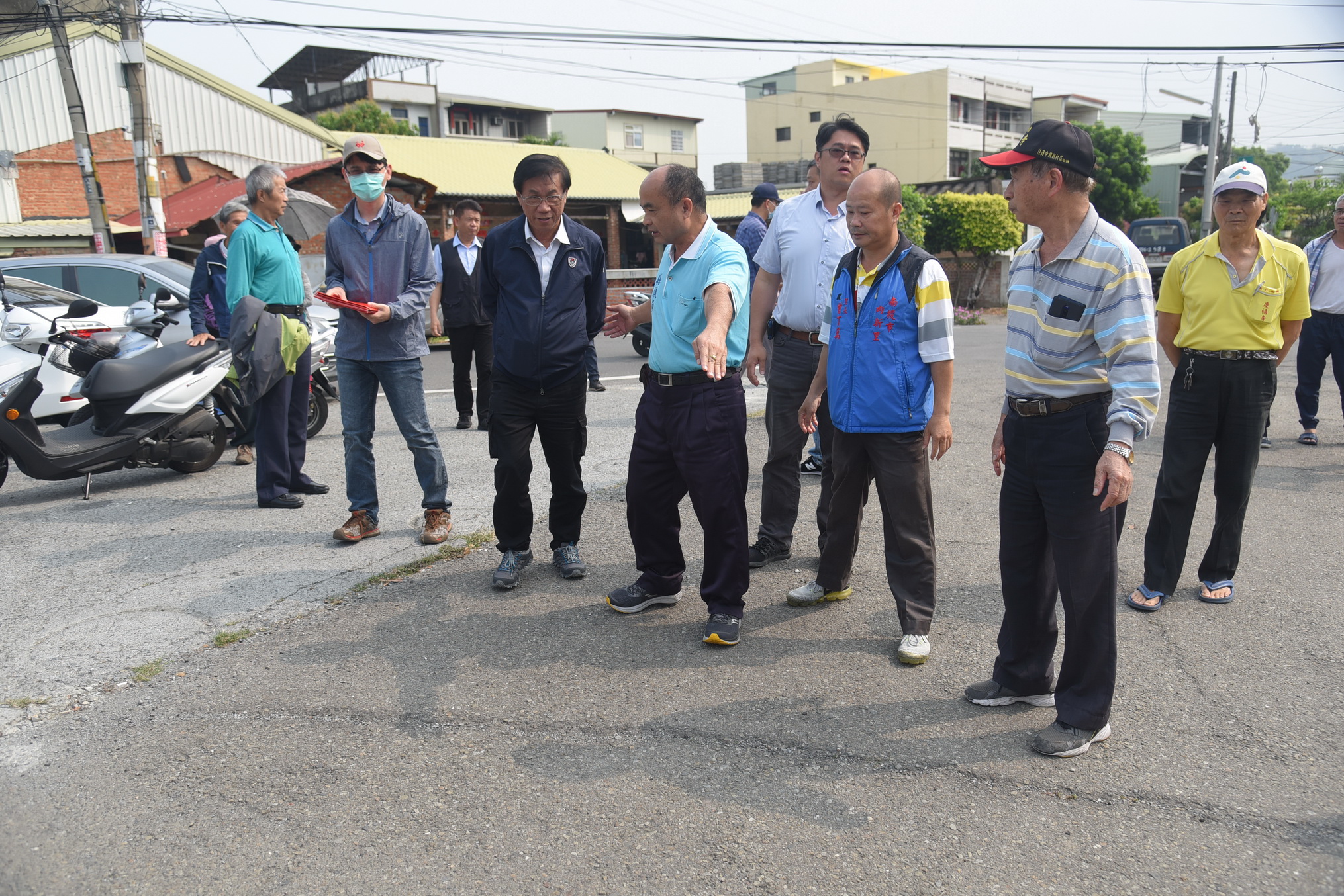 投市多處巷道老舊破損 林明溱會勘改善。(記者張光雄翻攝)