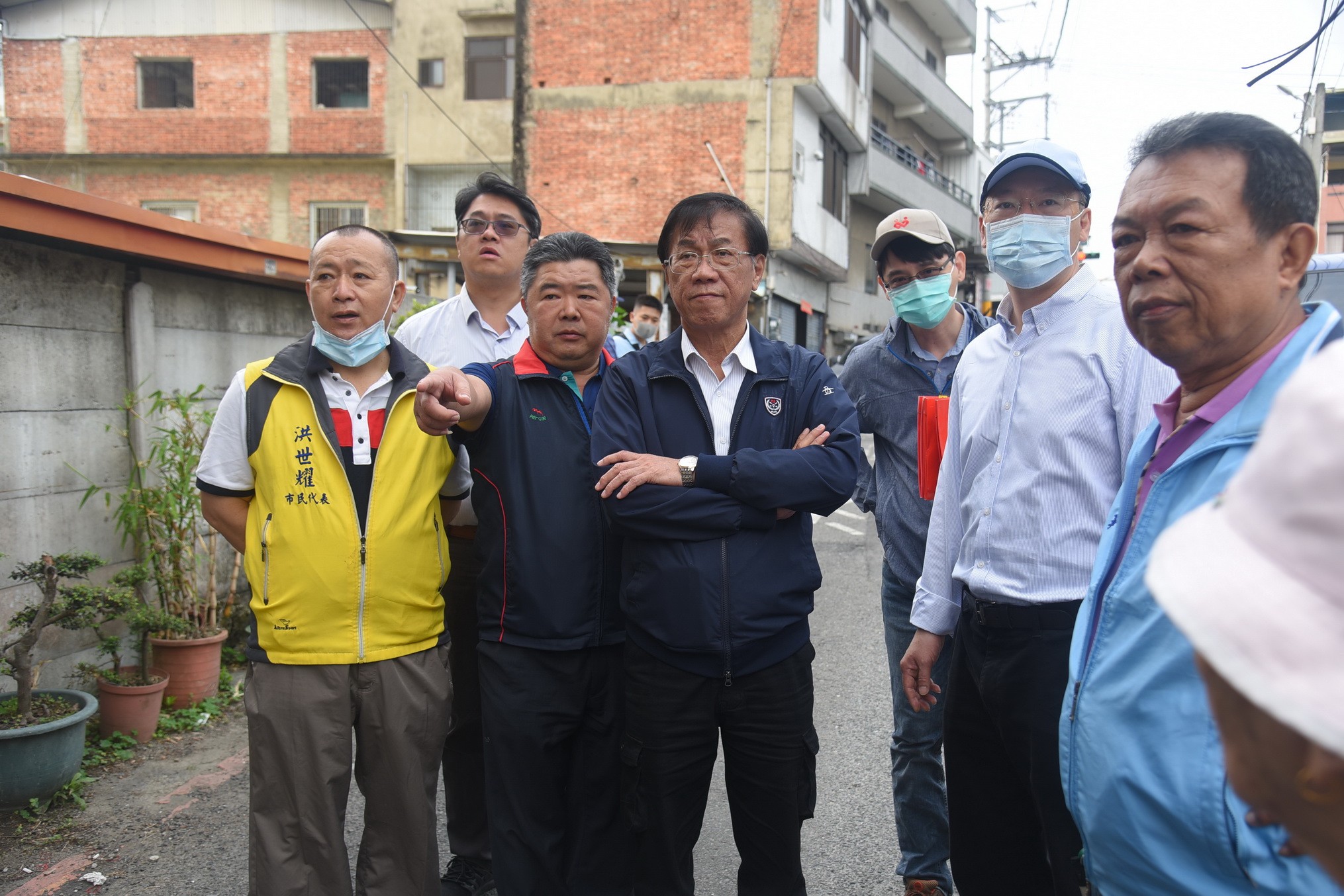 投市多處巷道老舊破損 林明溱會勘改善。(記者張光雄翻攝)