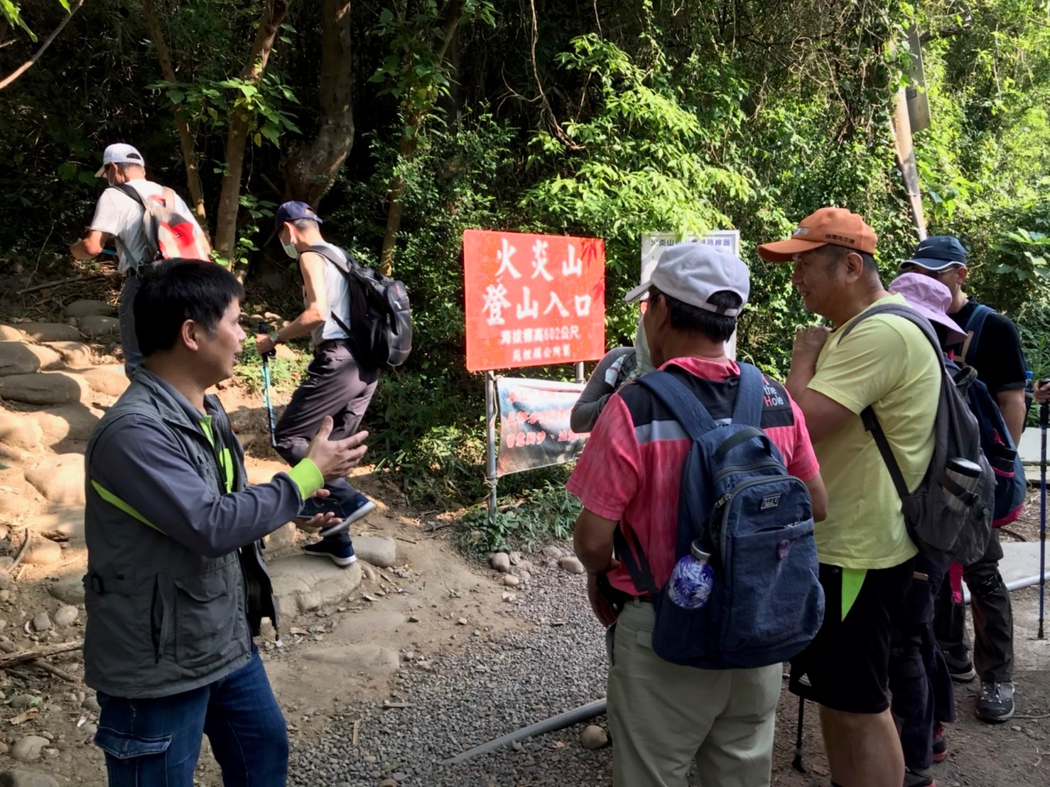 新竹林區管理處人員於火炎山登山口向民眾宣導登山安全 黃宇群攝影。(記者陳笠洋翻攝)