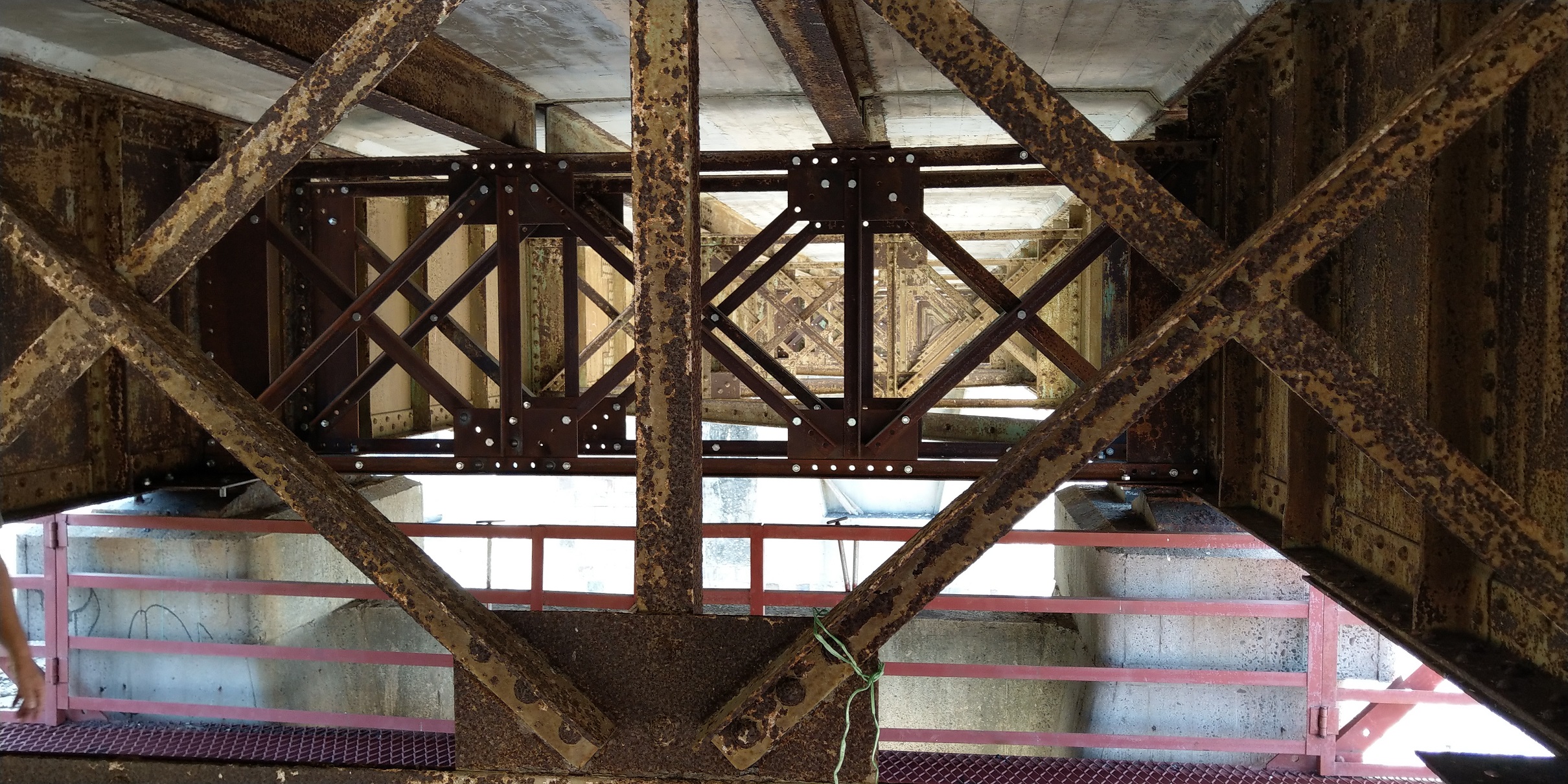 舊大安溪橋鋼鈑梁系統，修復前多有鏽蝕。(特派員林惠貞翻攝)