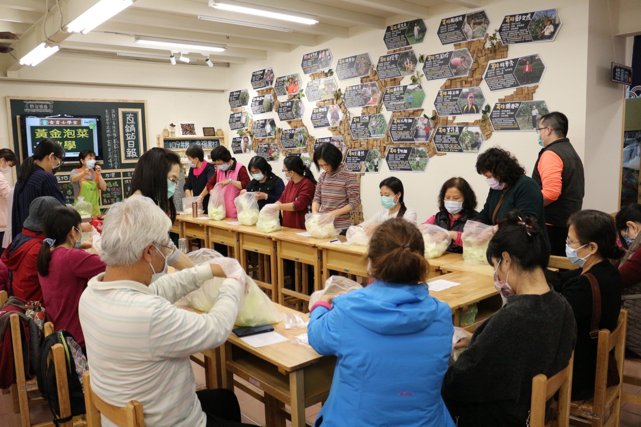 芎林鄉農會農民直銷站食育士學堂辦理黃金泡菜教學活動反應熱烈。(記者李煥勇翻攝)