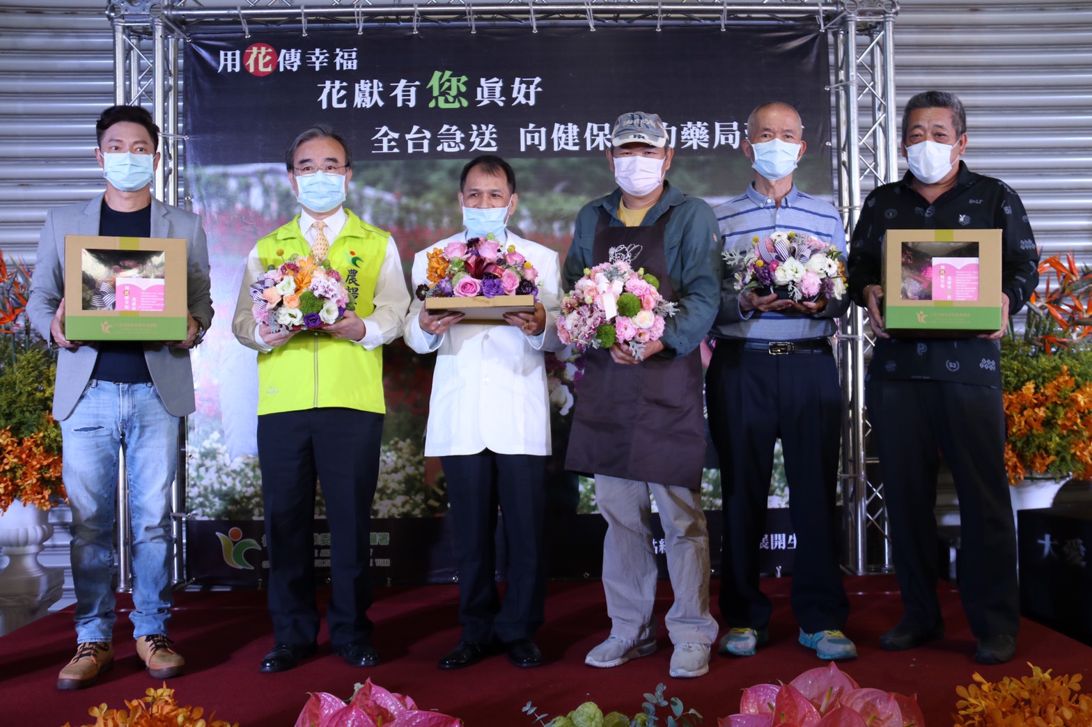 農糧署與台灣花店協會合作獻出花禮，感謝前線工作人員。(記者陳笠洋翻攝)