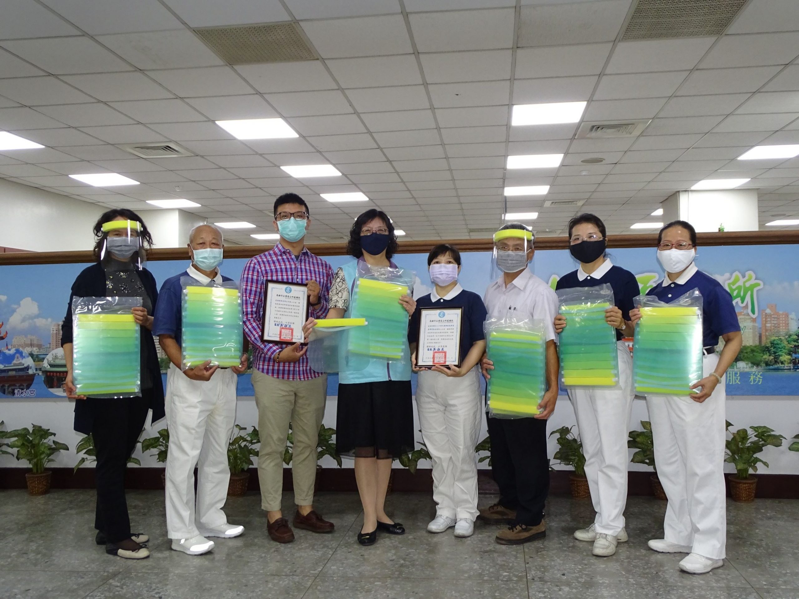 隆陞慈濟共獻愛 贈左營區公所一線防疫人員面罩。(記者劉明吉翻攝)