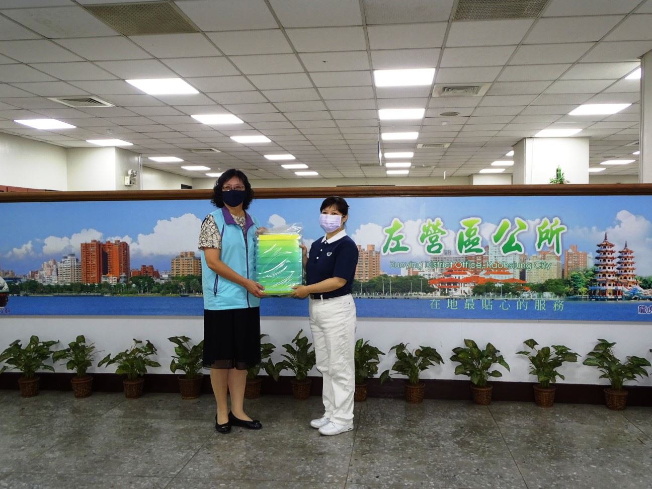隆陞慈濟共獻愛 贈左營區公所一線防疫人員面罩。(記者劉明吉翻攝)