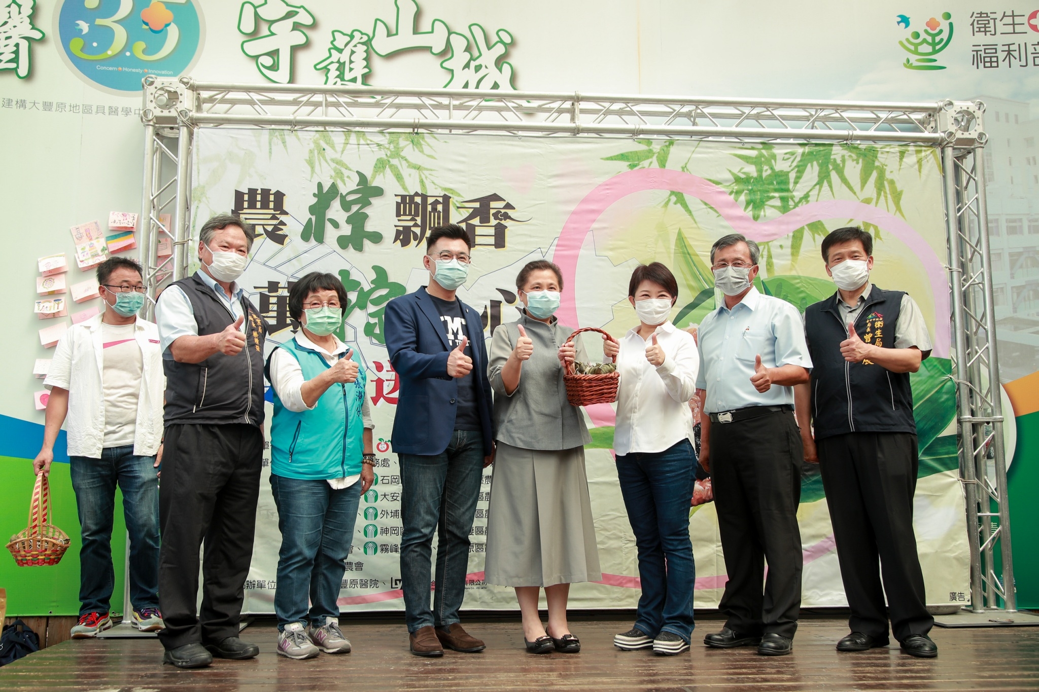 台中市各級農會致贈第一線防疫醫護人員萬顆肉粽。(記者林俊維翻攝)