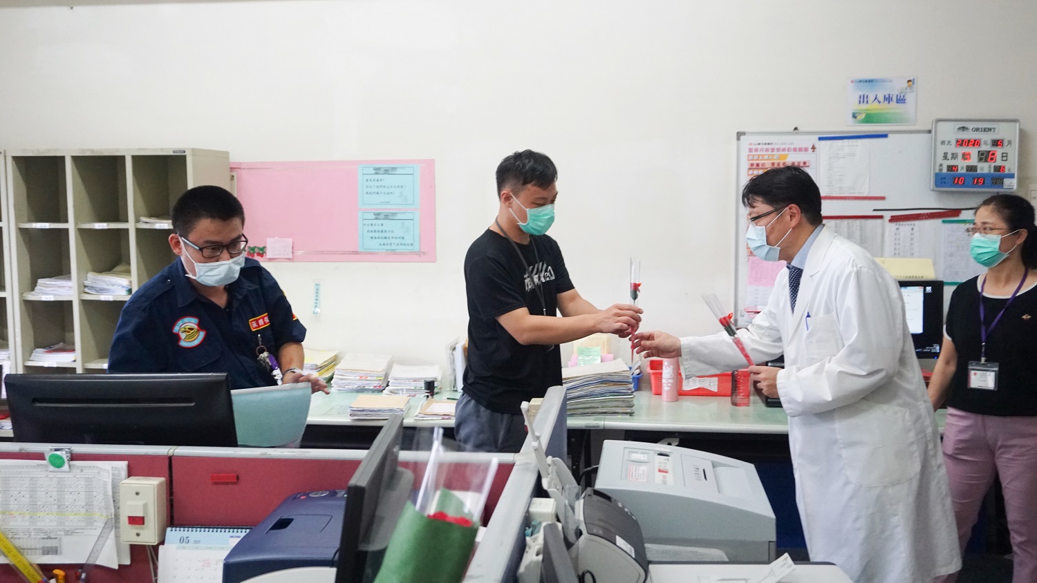 草屯療養院另類母親節 皂香花防疫情 日照長者按摩樂。(記者張光雄翻攝)