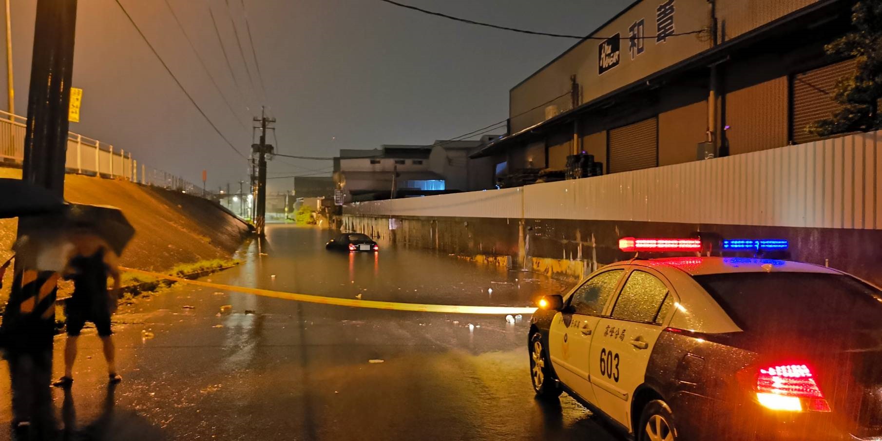 豪雨來襲道路積水 霧警迅到交管防危害。(特派員孫崇文翻攝)