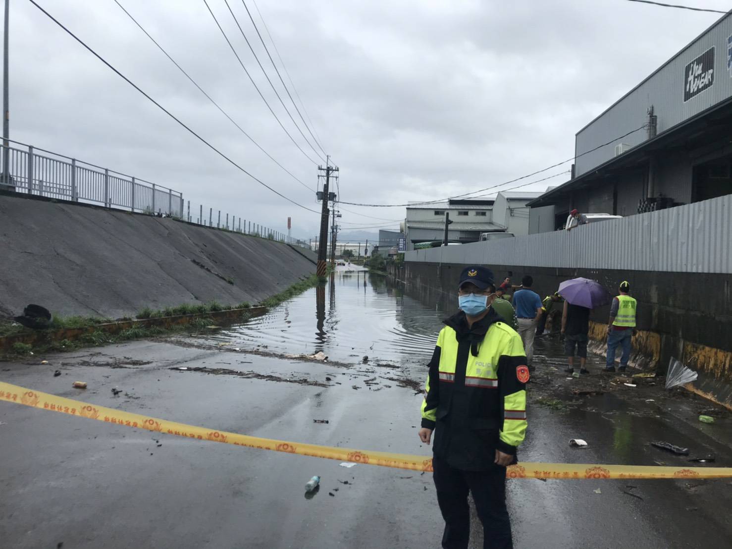 豪雨來襲道路積水 霧警迅到交管防危害。(特派員孫崇文翻攝)