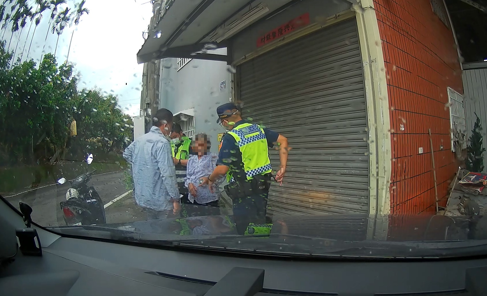 豪雨警戒九旬失智老嫗赤腳遊蕩 霧峰警耐心安撫護送返家。(特派員孫崇文翻攝)