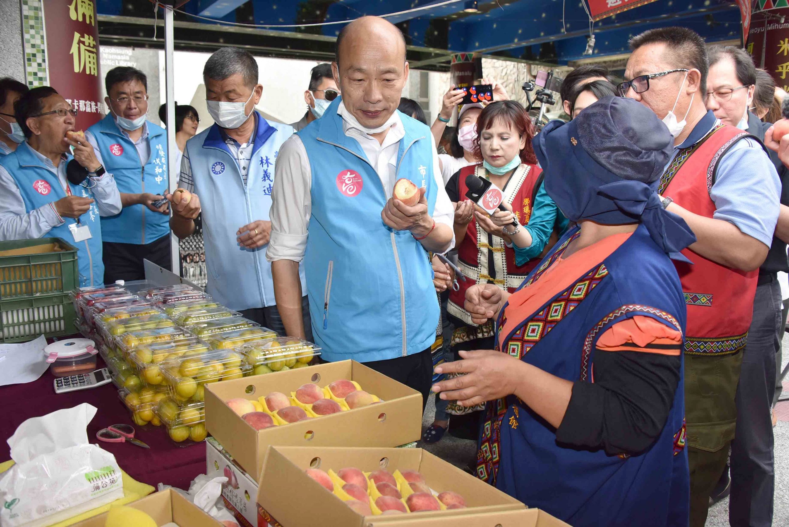 那瑪夏水蜜桃產季來了！韓國瑜鼓勵大家踴躍訂購。(記者劉明吉翻攝)