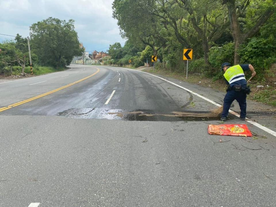 車禍現場油漬警迅速清除恢復交通順暢